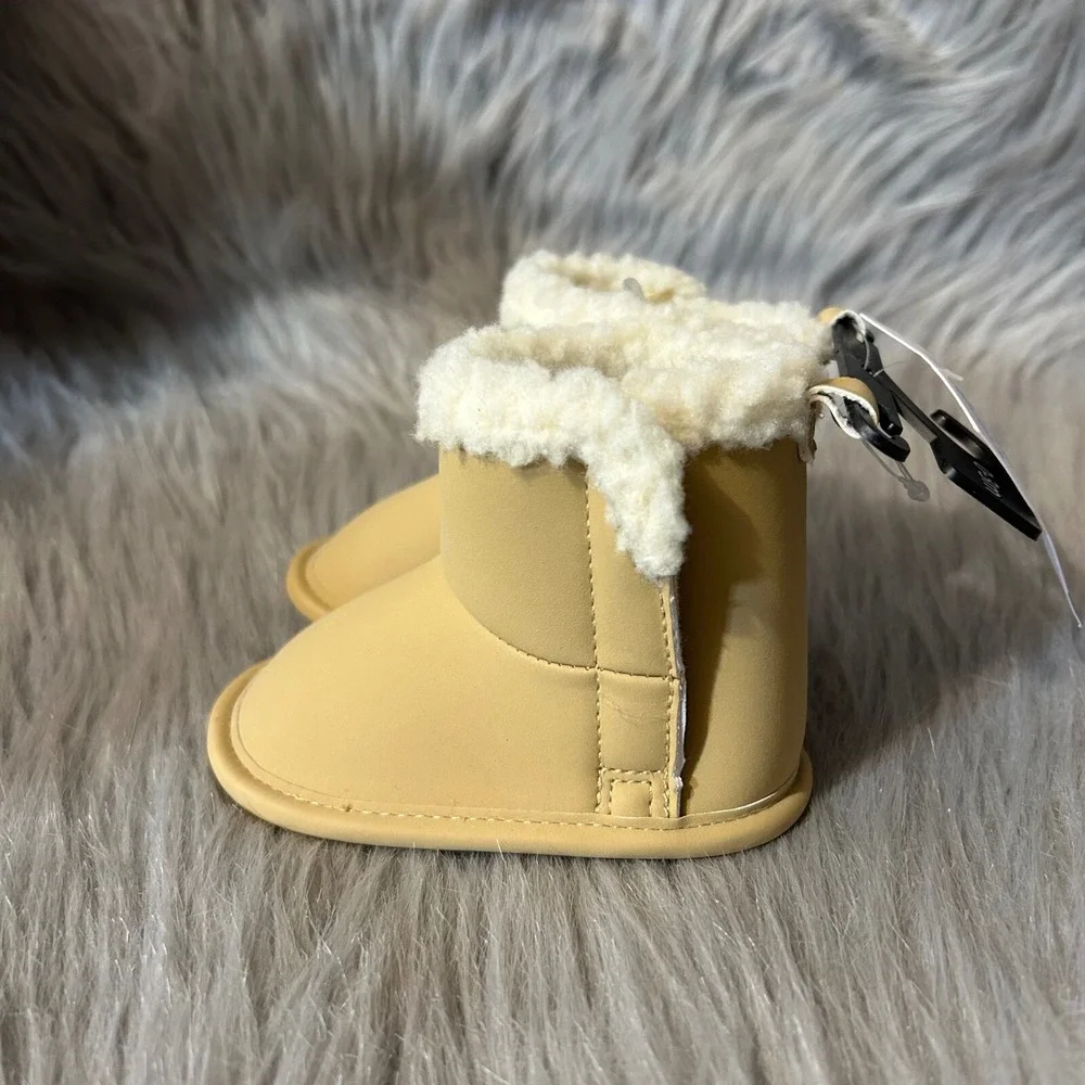 Carter's Child Of Mine Crib Shoes Baby's Size 0-3 Months Beige Boots Booties NEW